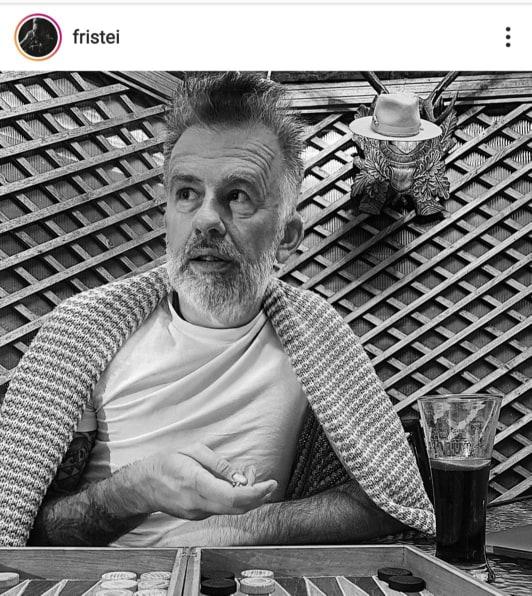 A "&icirc;mbătr&acirc;nit" peste noapte! Un artist celebru a devenit de nerecunoscut de la o zi la alta ! Ai idee cine este &icirc;n fotografie?