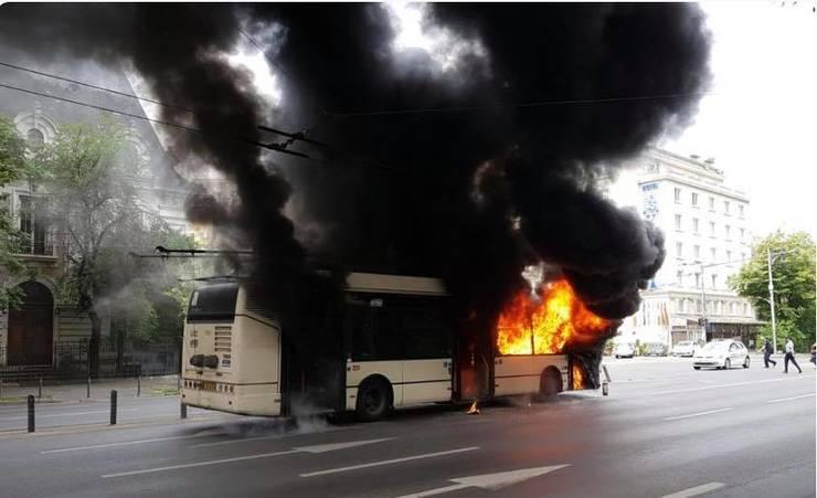 Alertă &icirc;n Capitală! Un troleibuz a ars complet &icirc;n mijlocul unui bulevard intens circulat