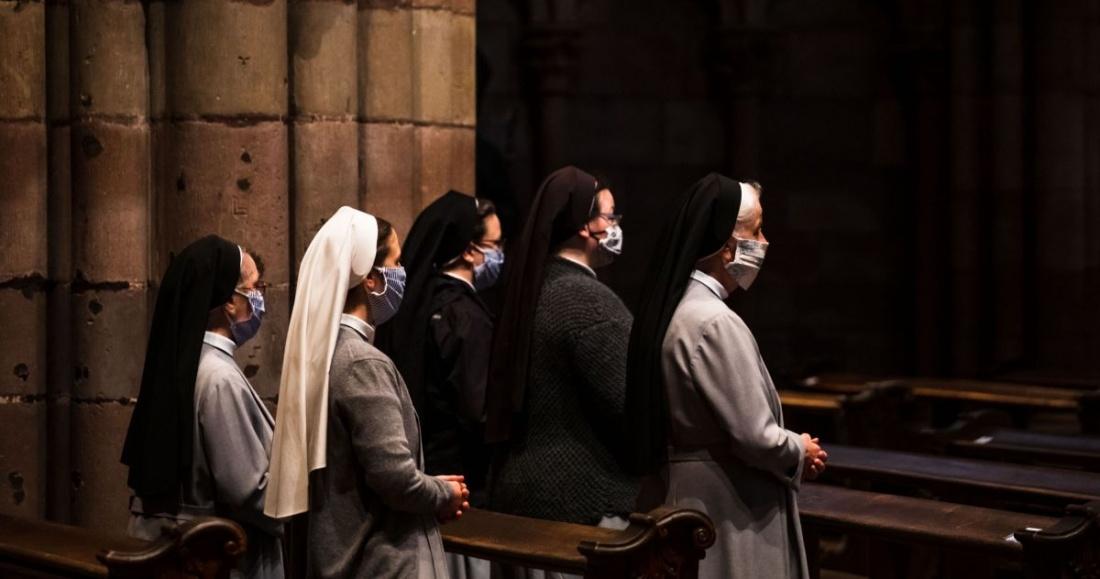 Focar de coronavirus &icirc;n corul care susține rugăciunile şi c&acirc;ntările la sfintele Liturghii din Iaşi, transmise la tv! Preoți și măicuțe, toți infectați