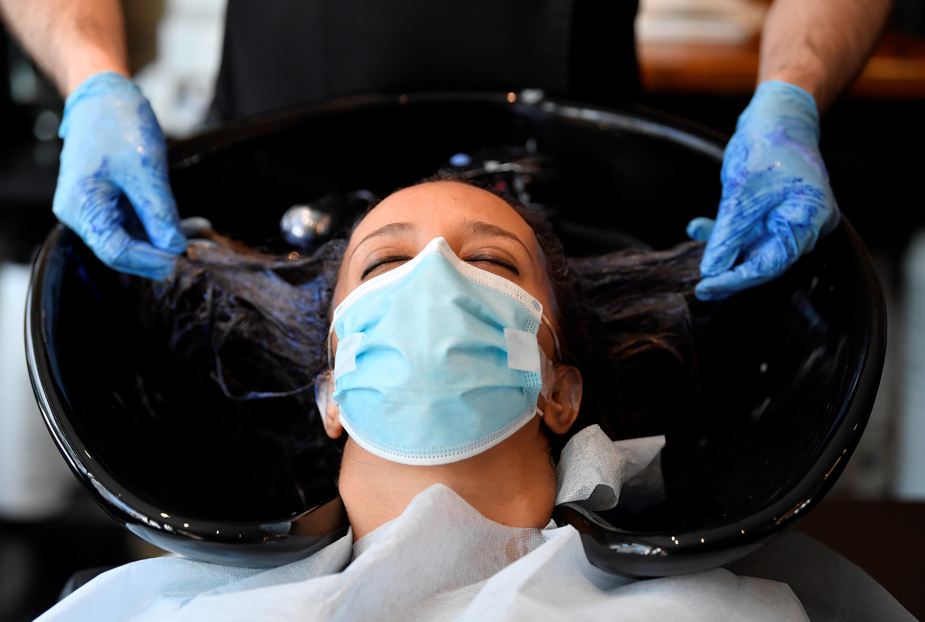 A sfidat carantina și a mers 1.500 de kilometri, pentru o tunsoare! O rom&acirc;ncă, printre &bdquo;nebunii&rdquo; Europei: &bdquo;Mă numesc Oana și sunt foarte fericită!&rdquo;