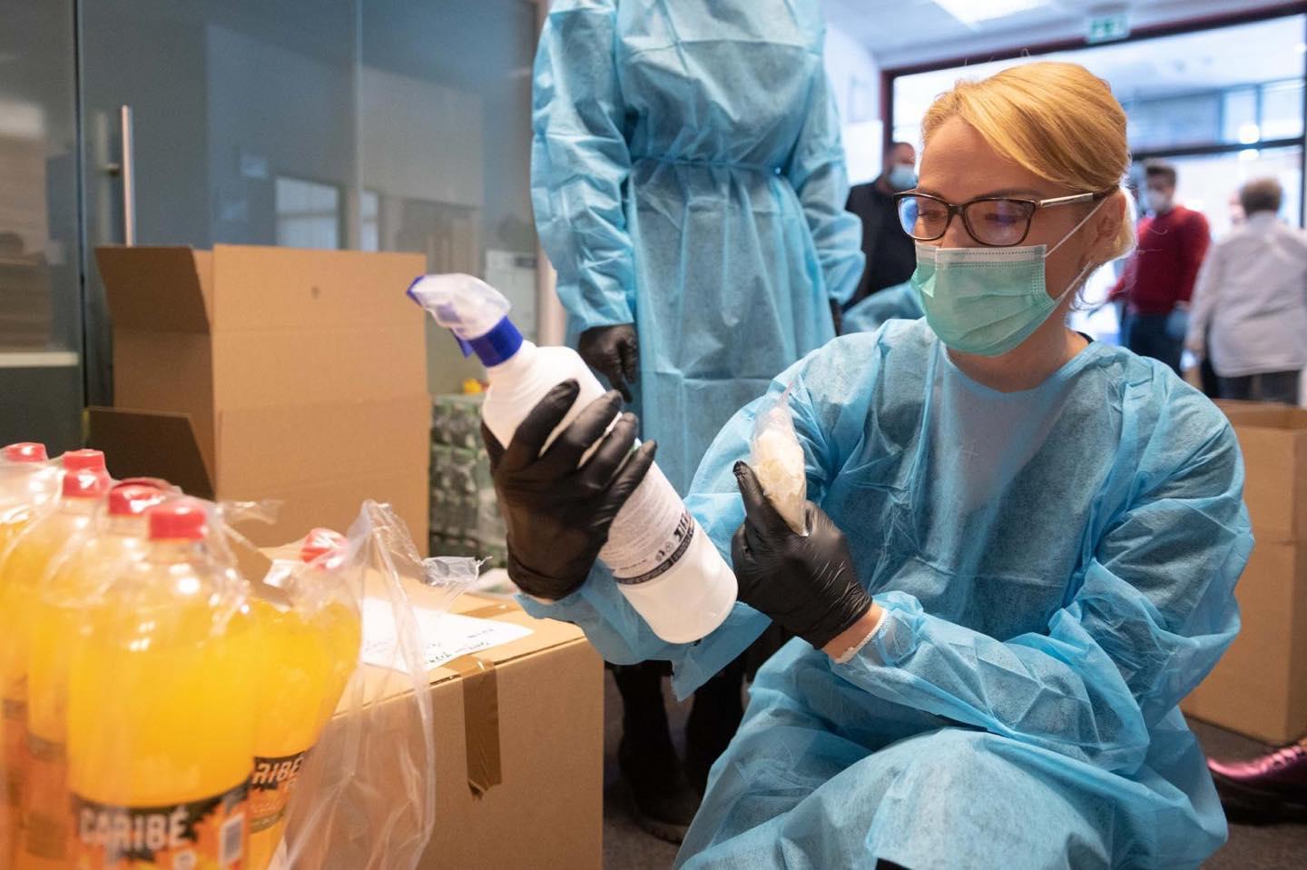 Dezinfectanți, măști și produse alimentare GRATUITE pentru o anumită categorie de bucureșteni. Gabriela Firea a demarat Programul ,,Coșul Solidarității"