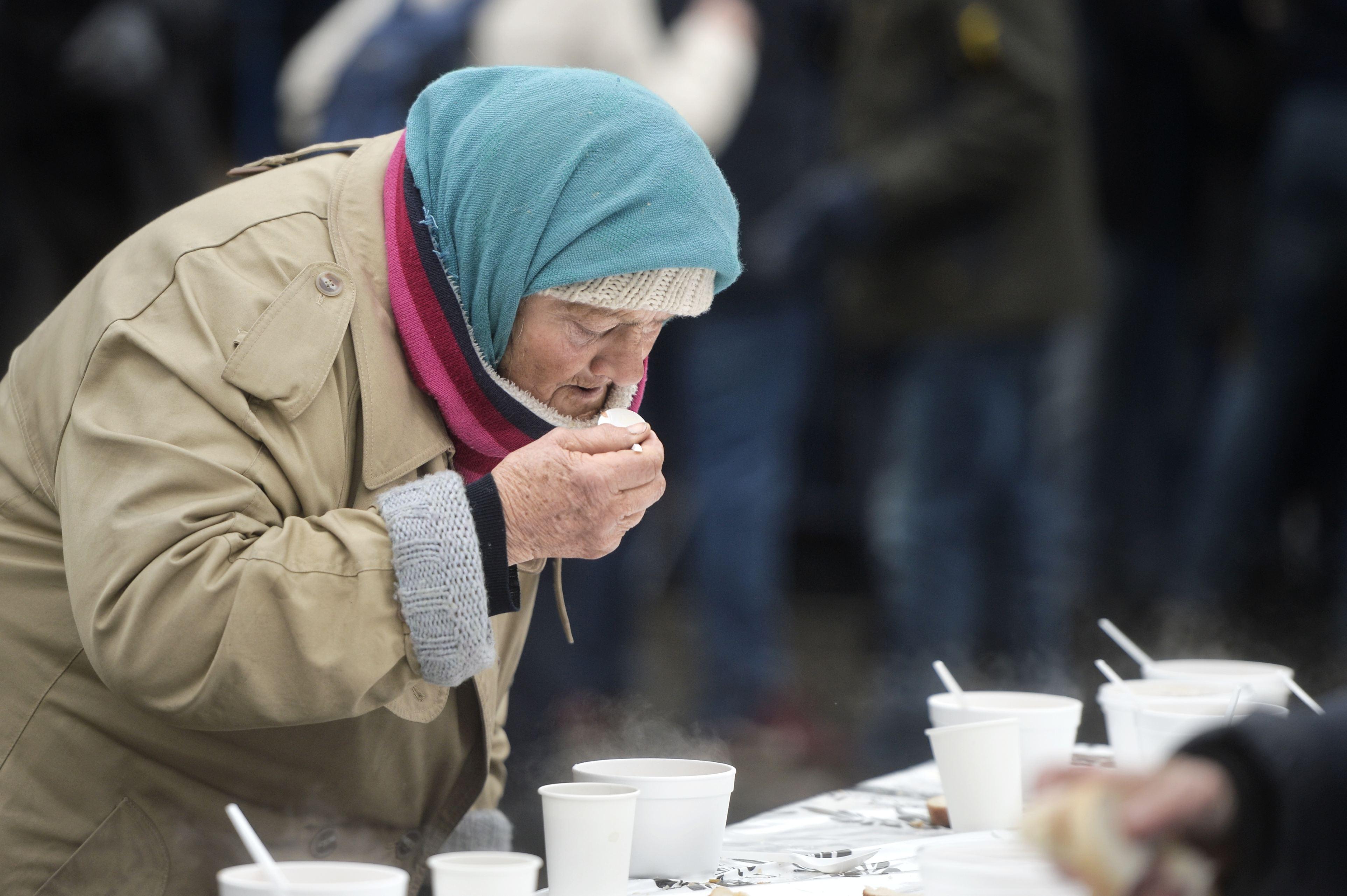O bătr&acirc;nă a făcut accident vascular: "- 112? Maică, sunt cazută de ieri și nu am credit pe telefon să sun copiii." Finalul poveștii te va emoționa!