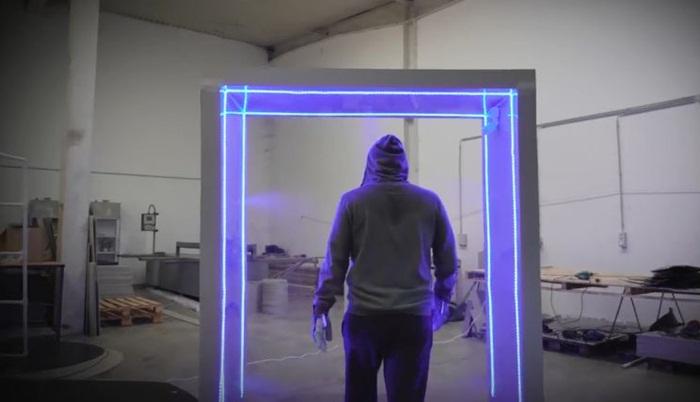 Tunelurile de dezinfecție instalate &icirc;n școli, inutile. Avertismentul lansat de specialiști: &rdquo;Pulverizarea persoanelor cu dezinfectați poate genera probleme de sănătate!&rdquo;