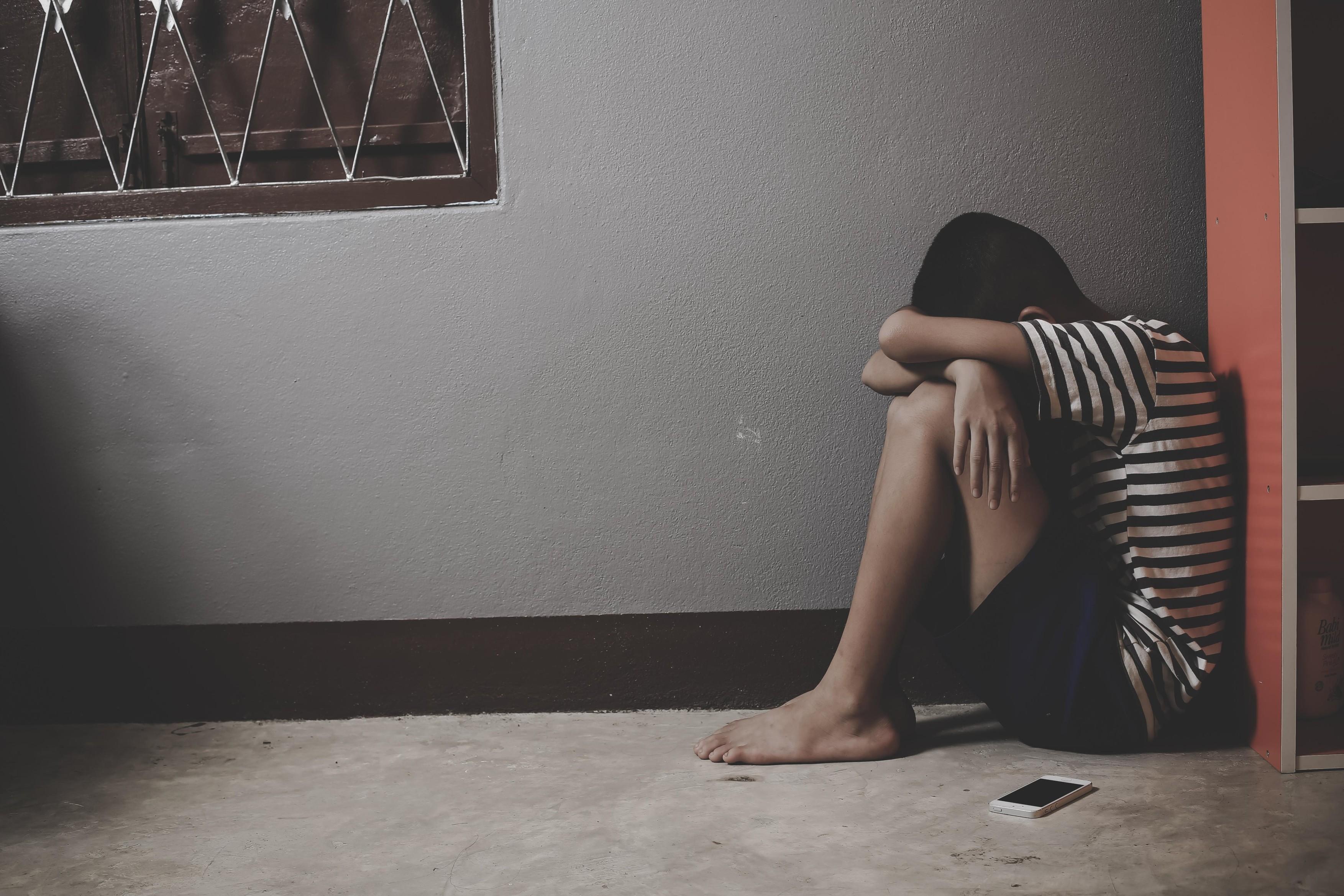 A fugit din carantină, ca să-și abuzeze copilul! Bărbatul a dat buzna &icirc;n casa fostei soții și l-a atacat pe băiețelul de zece ani