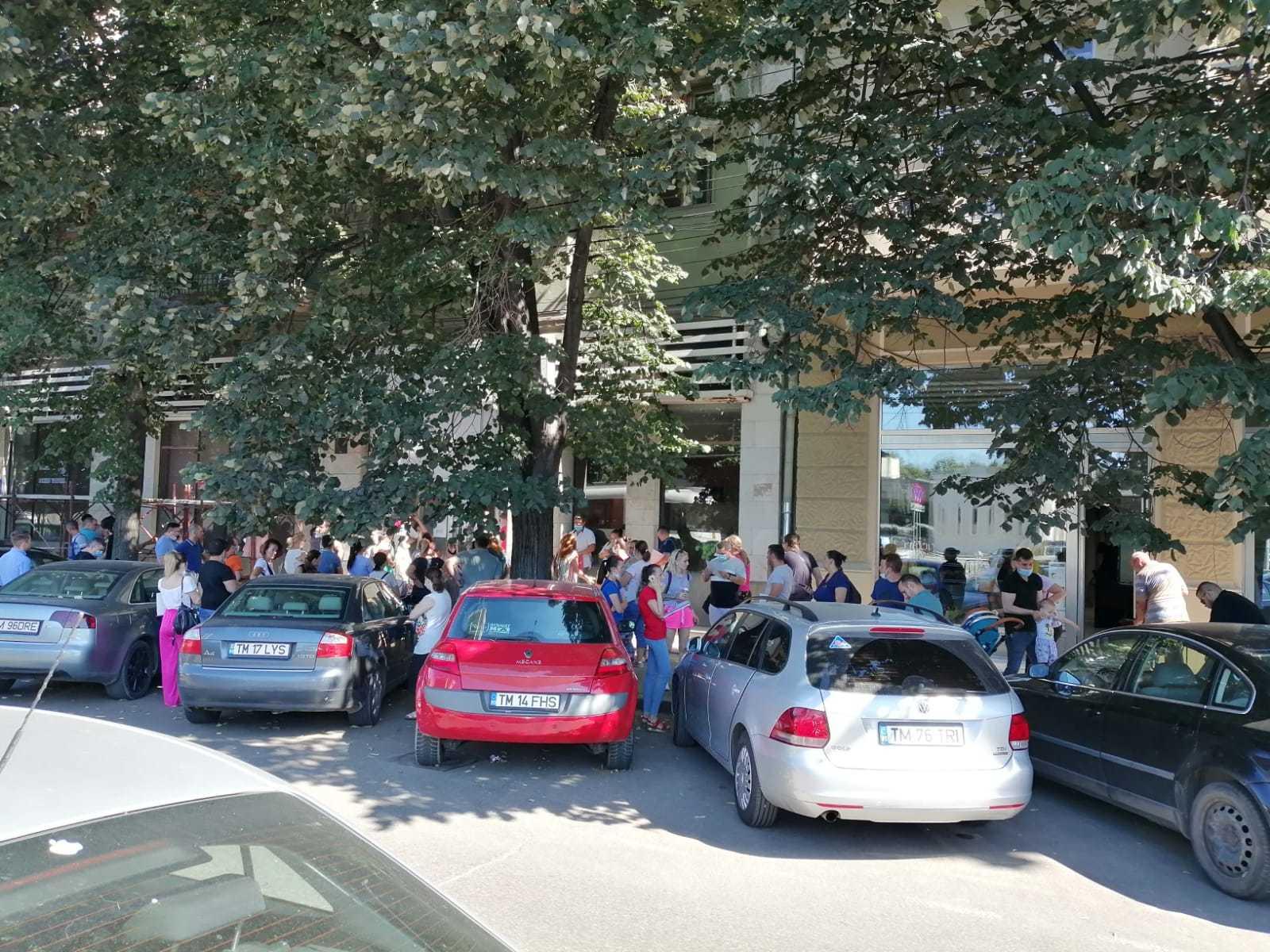 Aproximativ o sută de oameni, la coadă pentru a-şi &icirc;nscrie copiii la creşele de stat din Timişoara