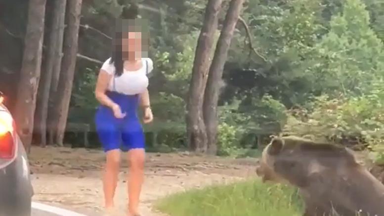 Și-a riscat viața pentru un clip pe TikTok! T&acirc;nără inconștientă, la un pas de a fi sf&acirc;șiată de un urs, după ce a &icirc;ncercat să se fotografieze cu animalul sălbatic
