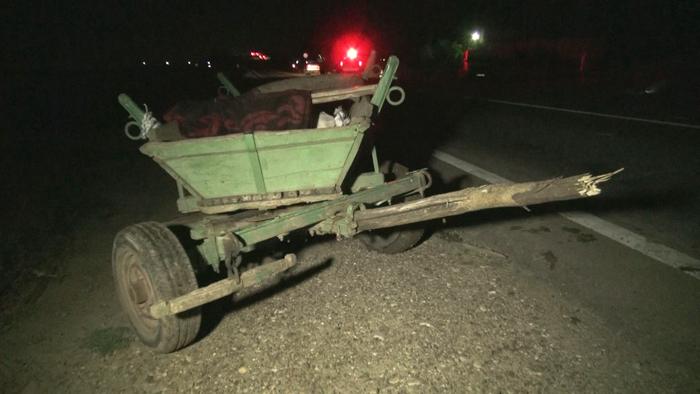 Un t&acirc;năr de 22 de ani a murit și alte două persoane au fost rănite grav după ce o mașină a izbit din plin două căruțe nesemnalizate