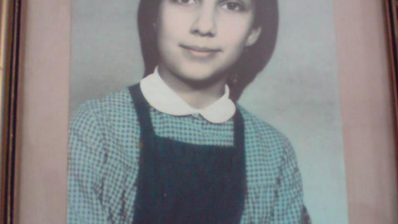 Cum arăta Carmen Iohannis în copilărie! Soția președintelui, în uniformă școlară și cordeluță pe cap! | FOTO