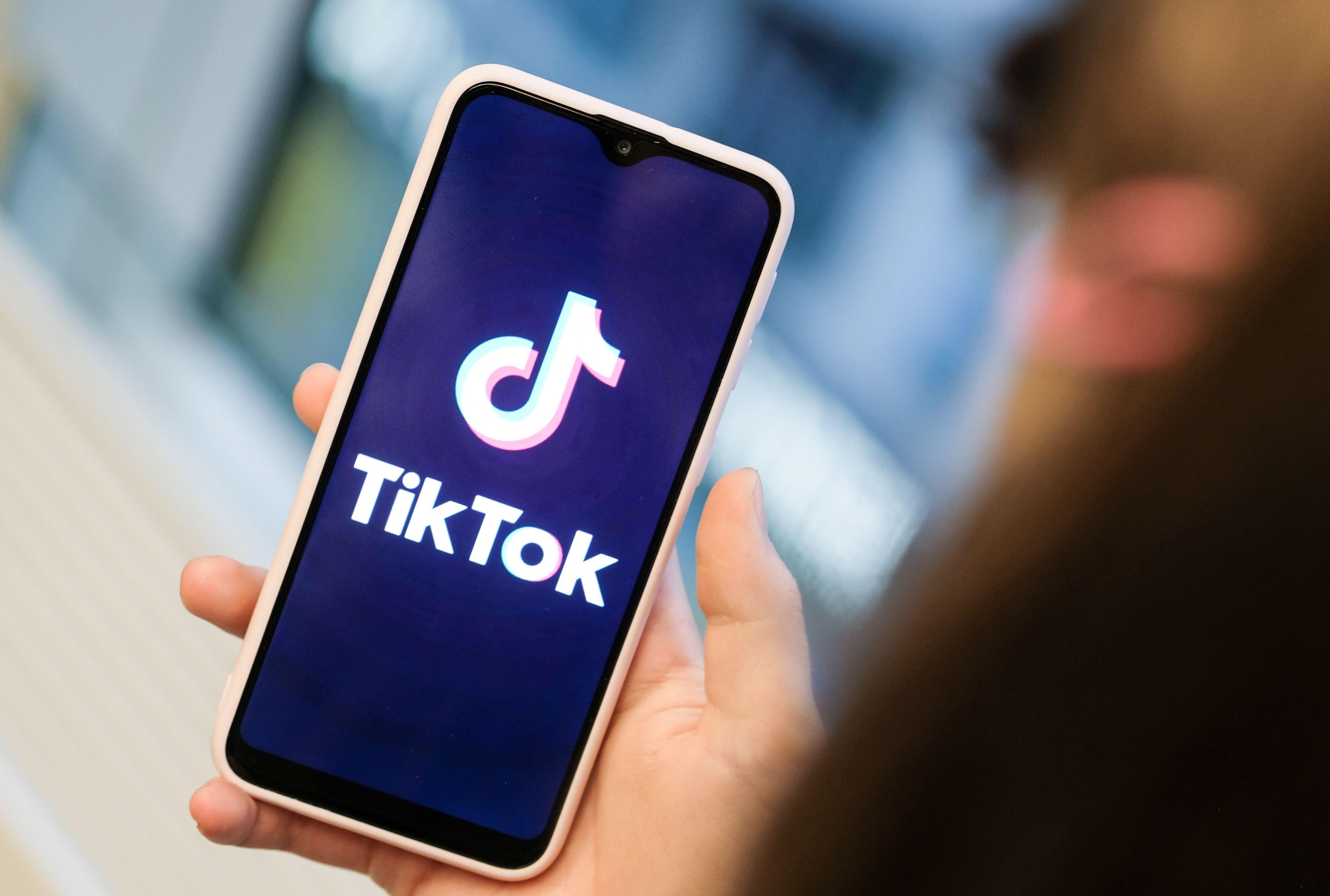 „Ștergeți imediat TikTok! Am interzis-o!” Notificare urgentă, primită de sute de mii de utilizatori. Dezvoltatorii aplicației, reacție vehementă