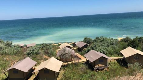 Mai multe nereguli găsite de Protecţia Consumatorilor Constanţa pe plaja din Tuzla, printre care zone insalubre şi construcţii ilegale