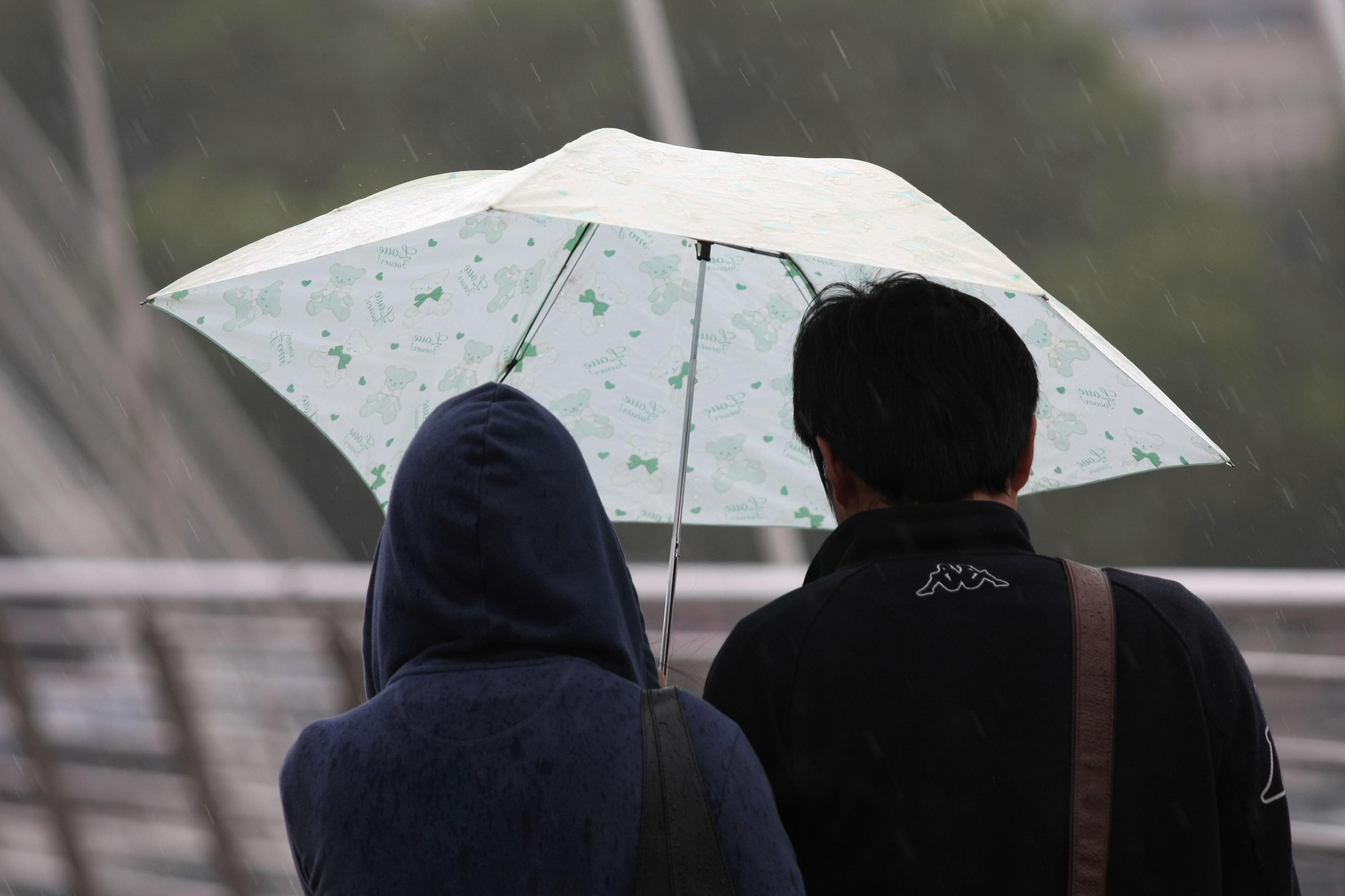 Meteorologii, anunț de ultimă oră! Jumătate din țară, măturată de ploi și vijelii, p&acirc;nă luni dimineață