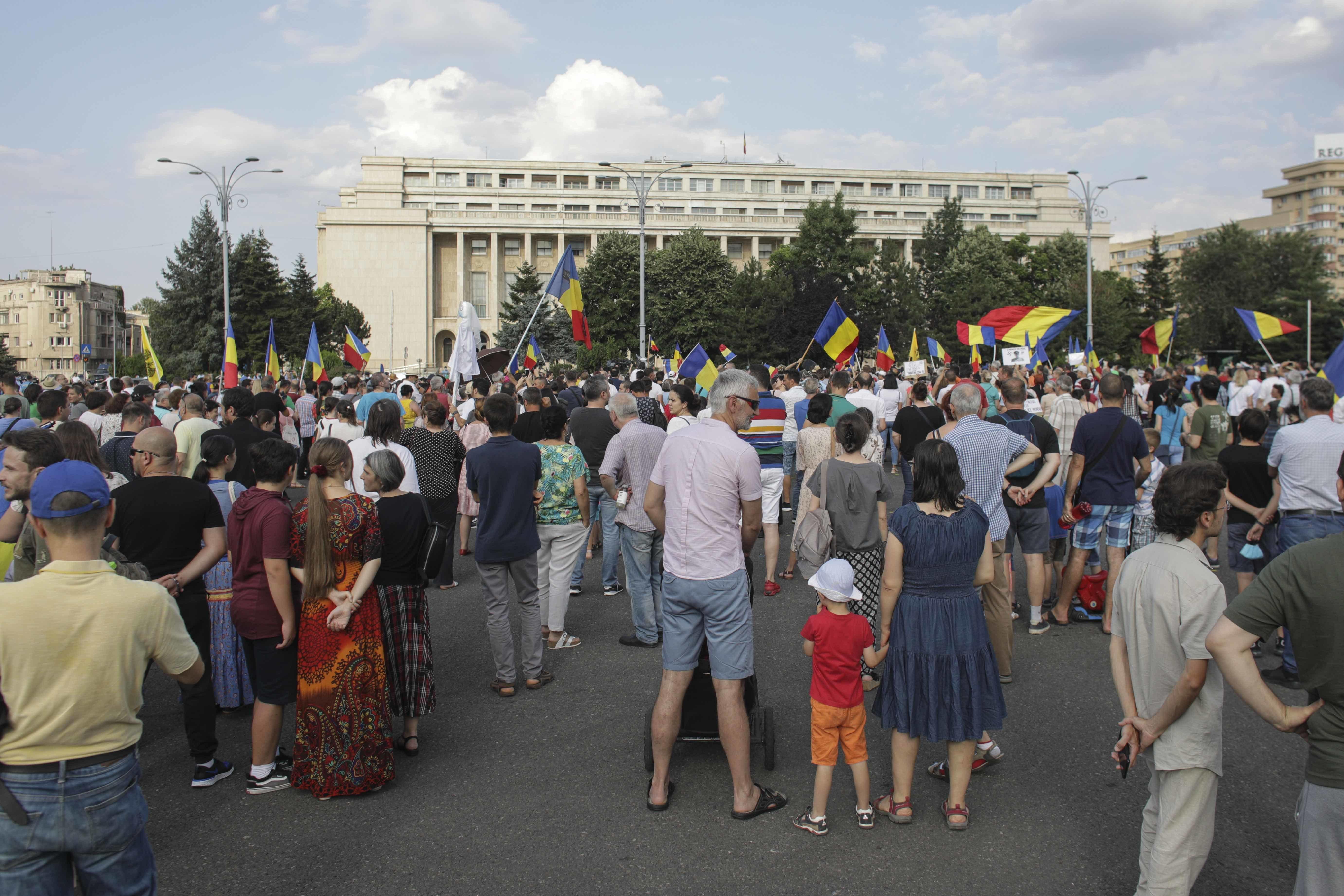 Amenzi &icirc;n valoare de 16.500 de lei la protestul din Piața Victoriei: &bdquo;Scopul nostru nu este de a sancţiona, ci de a limita răsp&acirc;ndirea virusului&rdquo;