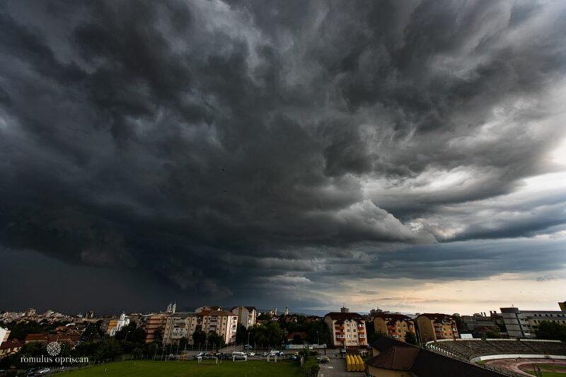 Meteorologii au emis o nouă avertizare meteo. Codul galben de vreme severă, valabil p&acirc;nă luni seara. Ce zone sunt vizate