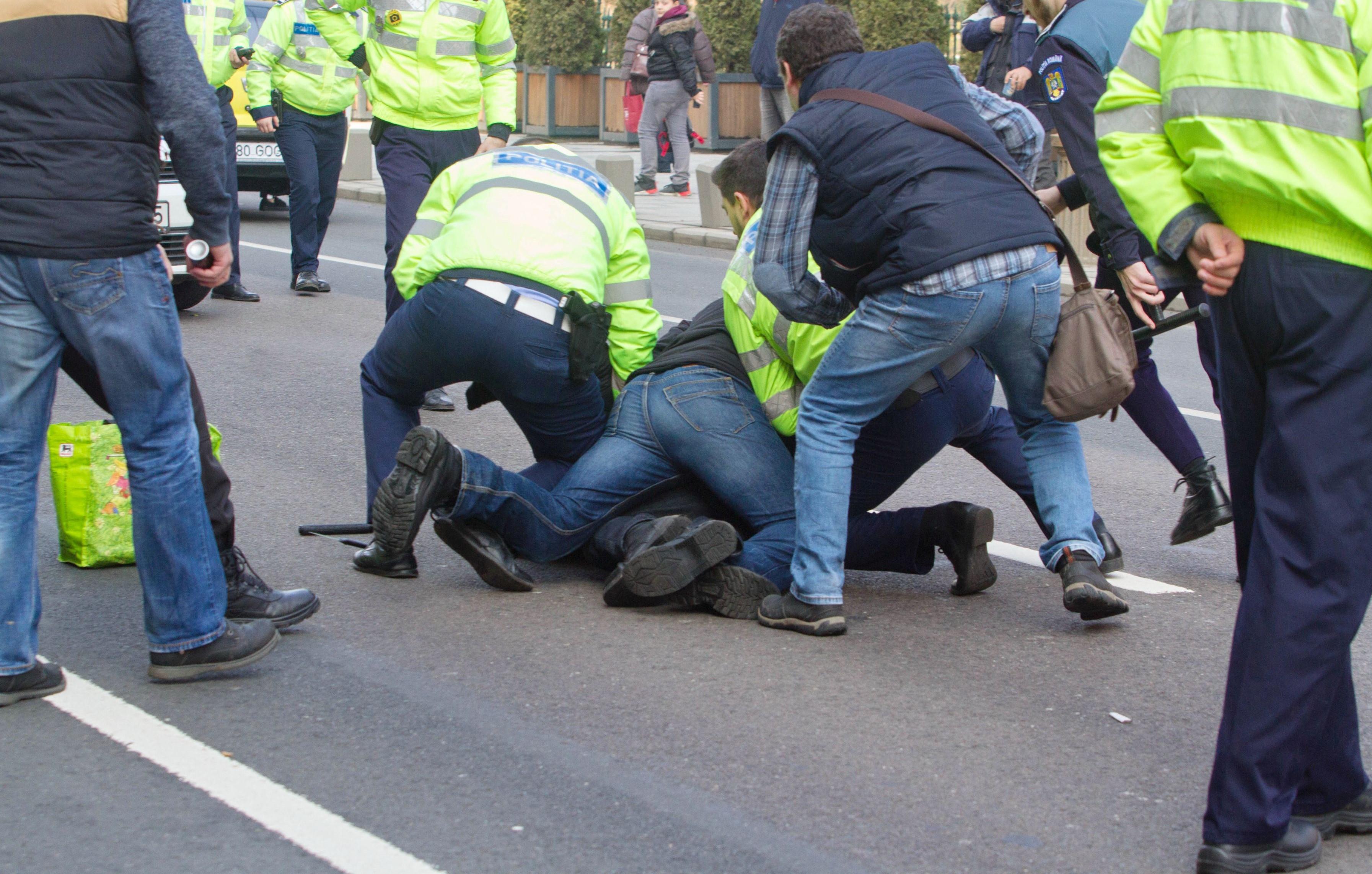 Scene tulburătoare &icirc;n Rom&acirc;nia! O femeie a tușit spre polițiști și a spus că are coronavirus