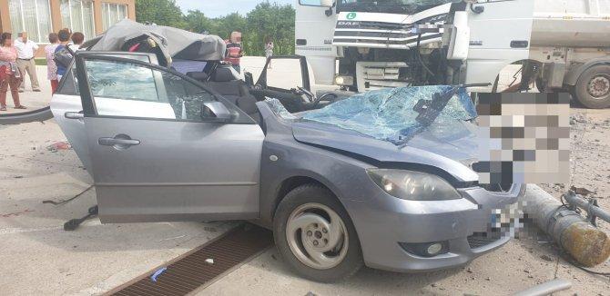 Accident teribil &icirc;n Hunedoara! Copil de trei ani, &icirc;n stare de șoc, găsit pe bancheta din spate, l&acirc;ngă tatăl strivit de un st&acirc;lp căzut pe mașină