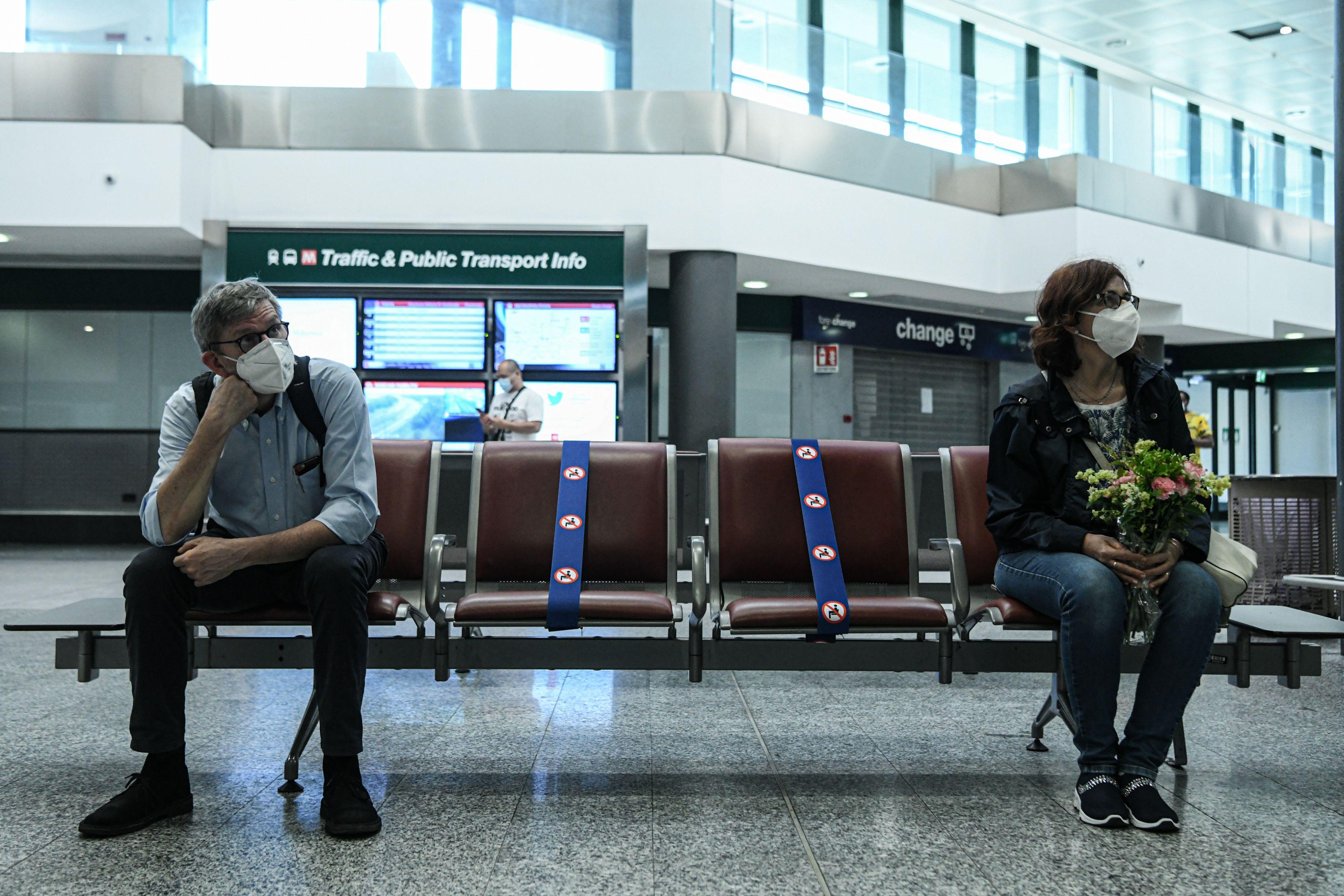 Italia ar putea pune Rom&acirc;nia pe lista neagră. Autoritățile vor să interzică accesul rom&acirc;nilor, din cauza exploziei de cazuri noi