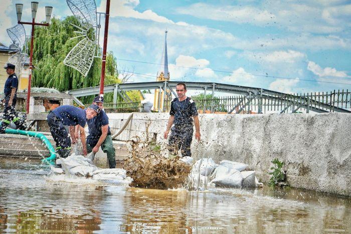Rom&acirc;nia, lovită de ploi torențiale. Hidrologii au emis Cod portocaliu de inundații, p&acirc;nă luni la pr&acirc;nz. Care sunt județele afectate
