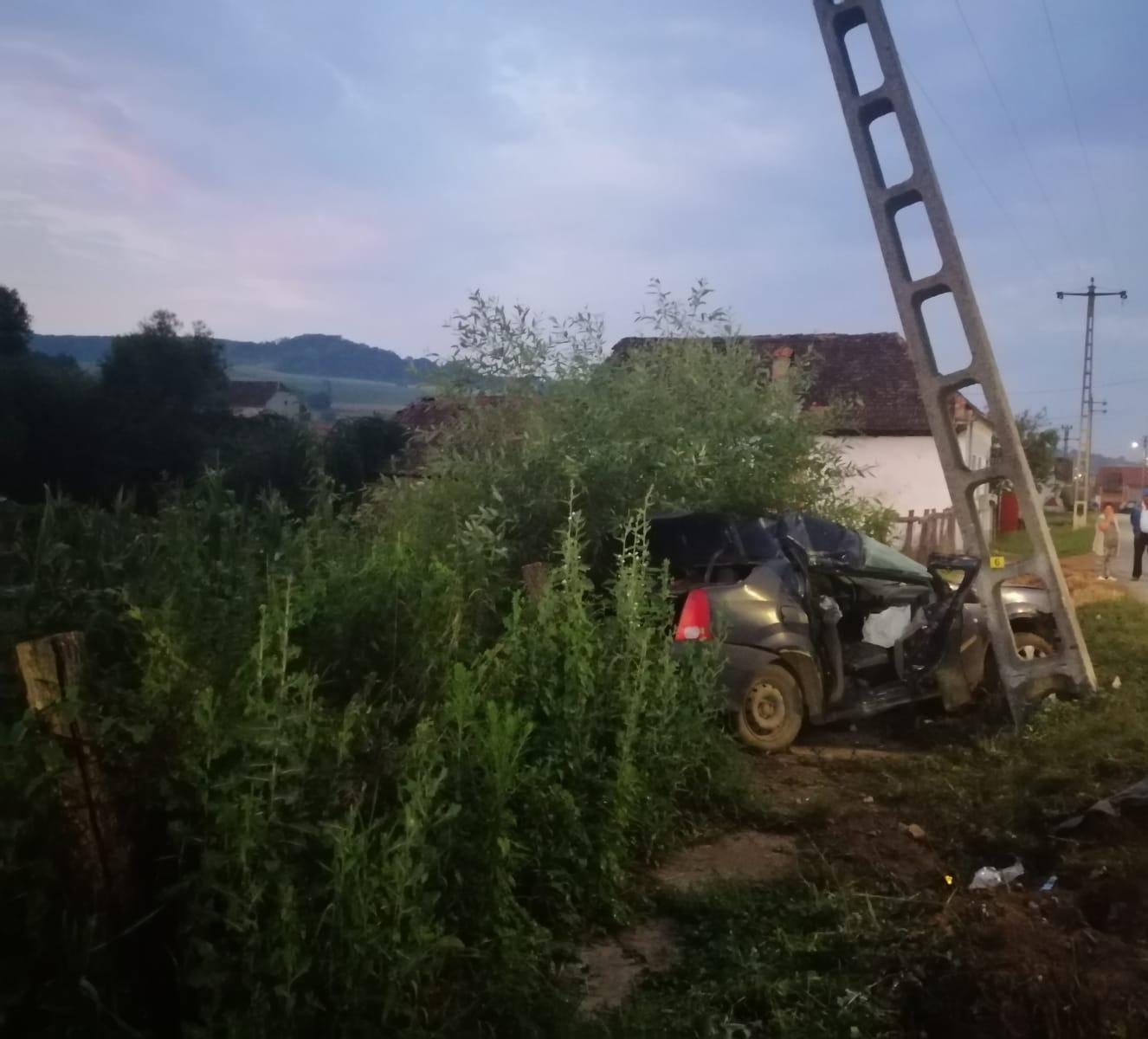 Un băiat de 18 ani a murit şi un alt t&acirc;năr a fost rănit, după ce maşina &icirc;n care erau a intrat &icirc;ntr-un st&acirc;lp de electricitate. Șoferul era băut