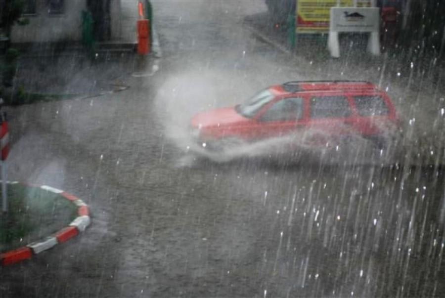 Vremea o ia razna. Furtuni violente &icirc;n mai multe zone din Rom&acirc;nia, p&acirc;nă duminică seară. Sunt așteptate cantități mari de apă