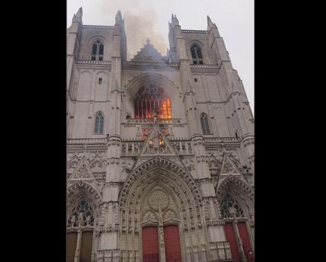 Incendiu de proporţii la catedrala din Nantes - VIDEO