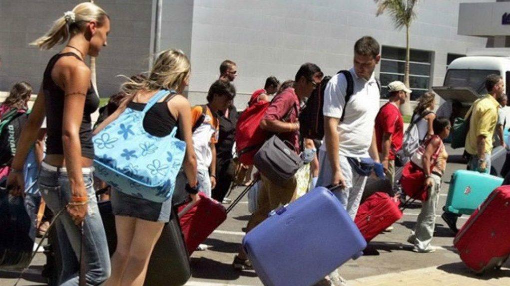 Crește numărul turiștilor rom&acirc;ni infectați cu coronavirus &icirc;n Grecia. Alte trei persoane, depistate pozitiv &icirc;n Creta și &icirc;n Santorini