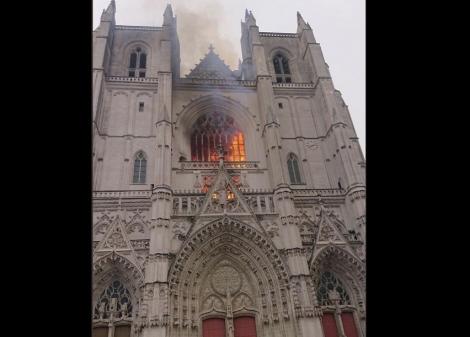 Incendiul de la catedrala din Nantes, anchetat ca fiind premeditat. Marea orgă şi vitraliile, distruse