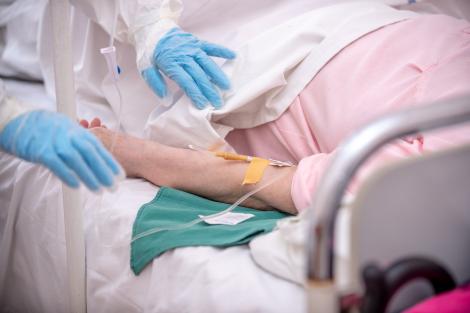 România a atins un nou record al infecțiilor cu COVID-19. 767 de cazuri noi de îmbolnăvire, în ultimele 24 de ore. Numărul persoanelor de la ATI a crescut