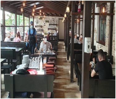 Prahova: Amendă de 5.000 de lei dată de poliţişti &icirc;n staţiunea Azuga, după ce au găsit oameni care consumau alcool şi m&acirc;ncare &icirc;n incinta unui restaurant