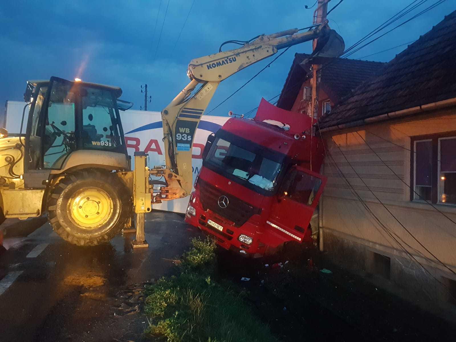 Mureş: Un TIR a ieşit de pe şosea şi a avariat două case, &icirc;n localitatea Albeşti/ Circulaţia pe DN 13, blocată pe un sens - FOTO