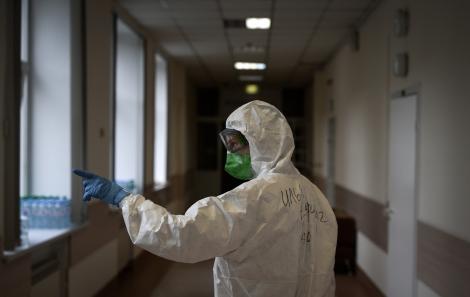 Alarmant! 450 de cazuri noi de coronavirus, în ultimele 24 de ore. Numărul de îmbolnăviri poate readuce starea de urgență în România