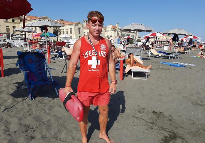 Alin, eroul rom&acirc;n care a salvat un copil, pe o plajă din Italia. L-a resuscitat timp de 12 minute, fără oprire, strig&acirc;ndu-i: "Haide, nu renunța!"