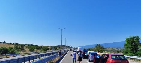 Cozi kilometrice la singurul punct rutier de frontieră dintre Bulgaria şi Grecia. Românii se plâng că aşteaptă cu orele la graniţă -  FOTO