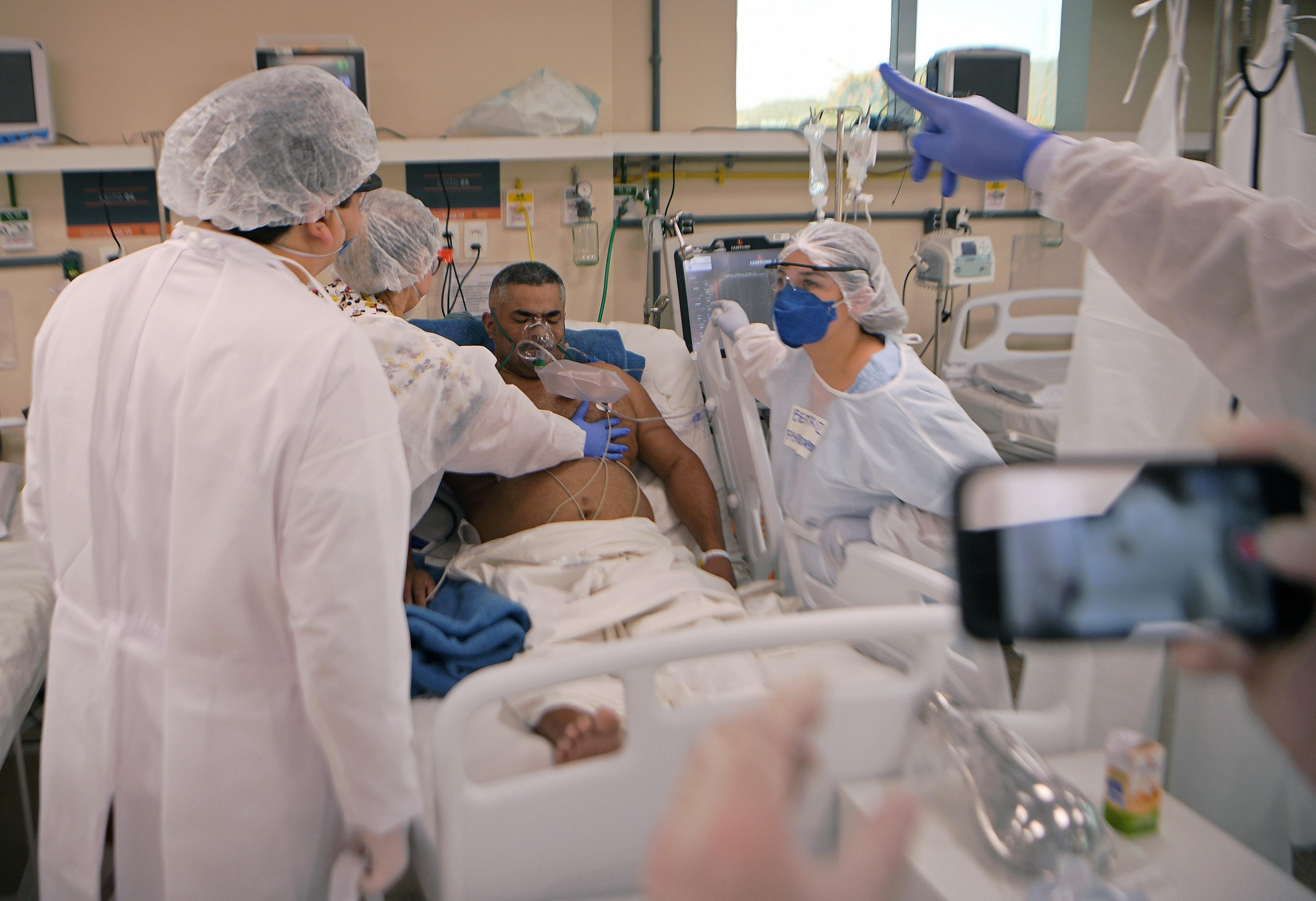 A apărut un nou simptom &bdquo;rușinos&rdquo; al infecției COVID-19. Ce a pățit un bărbat, &icirc;n spital: &bdquo;Nu am mai văzut așa ceva p&acirc;nă acum&rdquo;