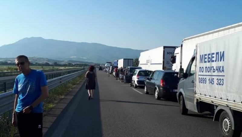 Nervi și cozi uriașe! Românii care și-au luat vacanțe în Grecia aşteaptă cu orele la graniţă, la singurul punct de frontieră deschis