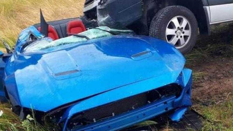 Accident grav lângă Brașov. Un tânăr care conducea un Mustang decapotabil a murit strivit de un microbuz. Medicii n-au mai putut face nimic pentru el