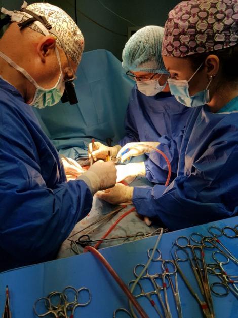 O româncă și-a strâns la piept bebelușul mort, apoi a semnat să-i fie donate organele. Medicii au  salvat un copil de 14 ani, prin transplant