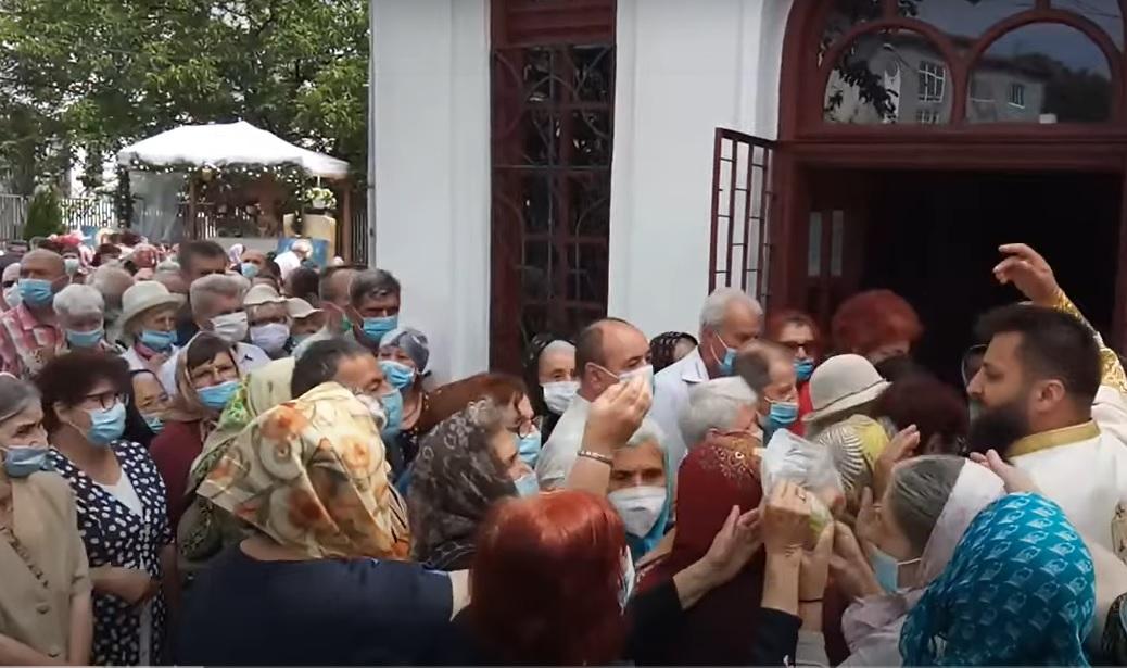 Imagini revoltătoare! Sute de oameni &icirc;nghesuiți la o Biserică din Pitești. Preotul a leșinat &icirc;n timpul slujbei - Video