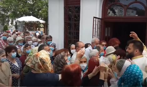 Imagini revoltătoare! Sute de oameni înghesuiți la o Biserică din Pitești. Preotul a leșinat în timpul slujbei - Video