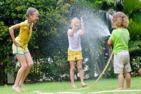 Distracție garantată pentru copii, pe bani puțini! 10 idei de jocuri cu apă pentru prichindei