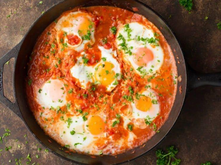 Nebunie la micul dejun: Shakshuka, retetă evreiască de oua cu roșii și ardei