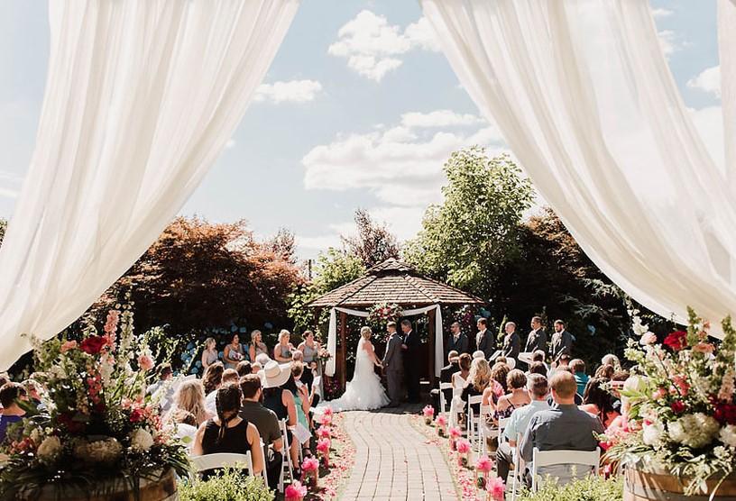 C&acirc;nd vor putea fi organizate nunți și botezuri &icirc;n Rom&acirc;nia, ca &icirc;nainte de pandemie. Anunțul făcut de președintele ANSVSA: &rdquo;Trebuie să scadă numărul de cazuri!&rdquo;