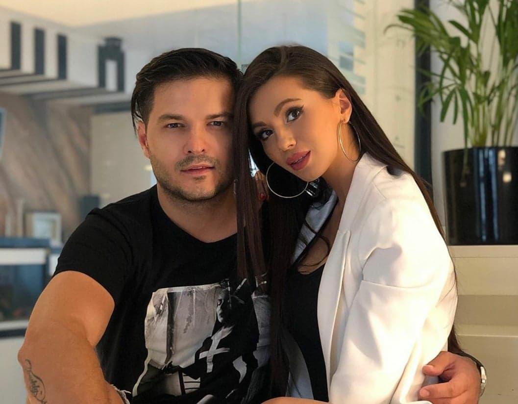 Liviu V&acirc;rciu, pe plajă, alături de familie!  Cum arată iubita artistului, &icirc;n costum de baie, la doar două luni de c&acirc;nd a născut | FOTO