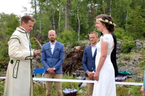 Nuntă unică la granița dintre două țări!  Invitații au fost polițiștii de frontieră. Mirii și-au spus "DA" între Norvegia și Suedia