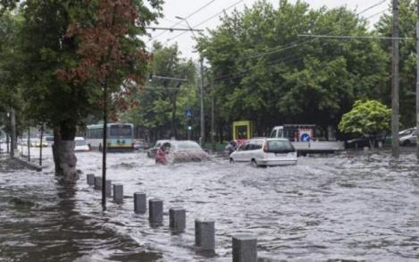 Inundații violente! Oamenii riscă să-și piardă locuințele, apele fac prăpăd în România. Care sunt zonele cele mai afectate