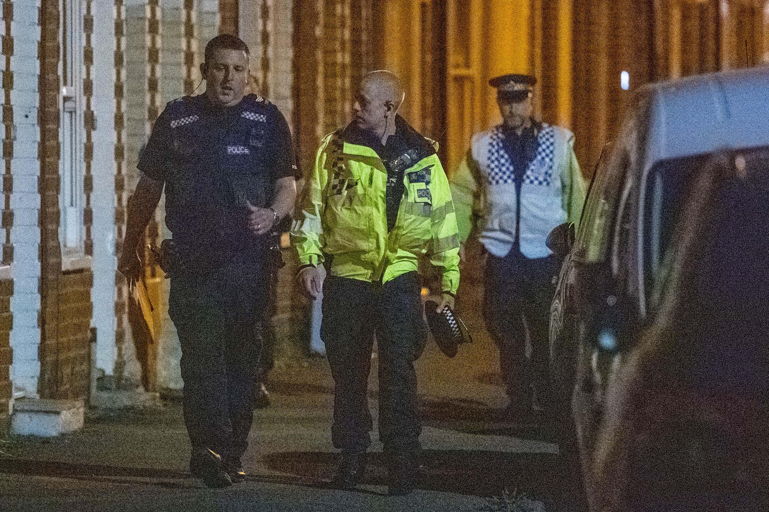 Bătaie cu săbii şi pistoale &icirc;n plină stradă, &icirc;n Chiajna.  Doi bărbaţi au ajuns la spital, iar o maşină a fost distrusă