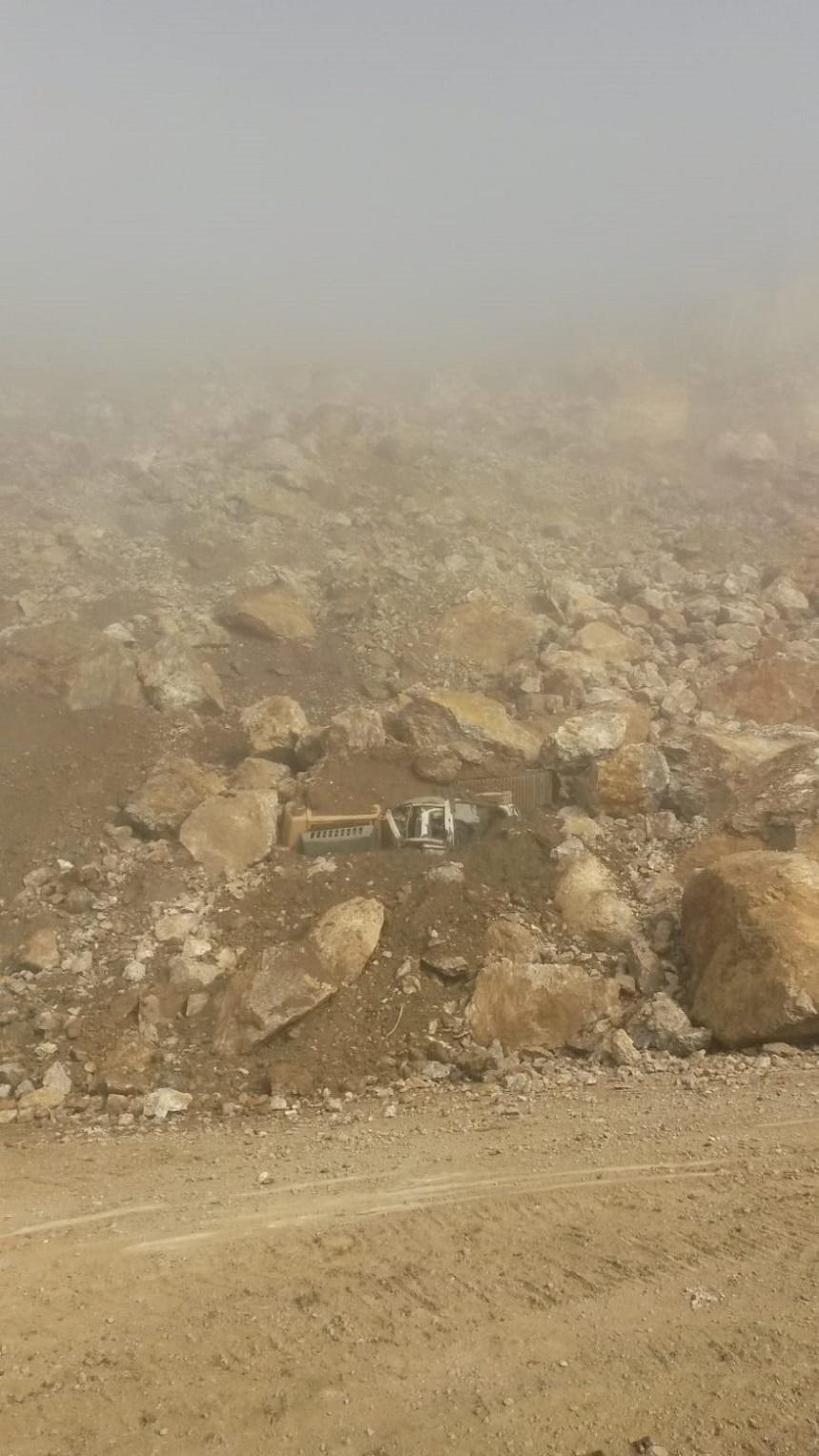 Suceava - Doi muncitori au fost prinşi sub dăr&acirc;mături după ce peretele unei cariere s-a prăbuşit peste utilajele pe care le conduceau