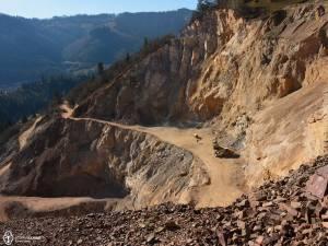 Accident grav la muncă! Un muncitor este scos de sub dăr&acirc;măturile unei carier din Fundu Moldovei, după ce un perete s-a prăbușit