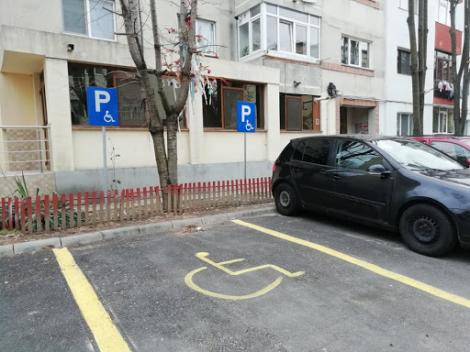 S-a terminat! Ce pățesc șoferii care parchează fără drept pe locurile rezervate persoanelor cu handicap