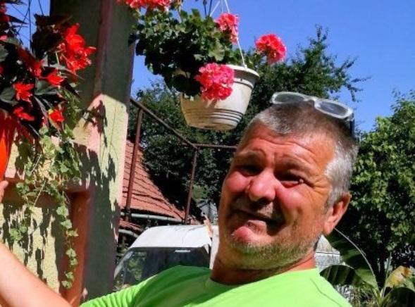 Trecătorii privesc uluiți &icirc;n curtea unui bărbat din Mureș! Ce detaliu i-a surprins pe mulți