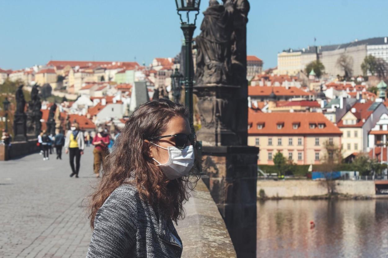 Anunțul care bagă spaima &icirc;n tineri! Adulții &icirc;ntre 20 şi 39 de ani, cel mai mare număr de &icirc;mbolnăviri de Covid-19 &icirc;n ultima lună